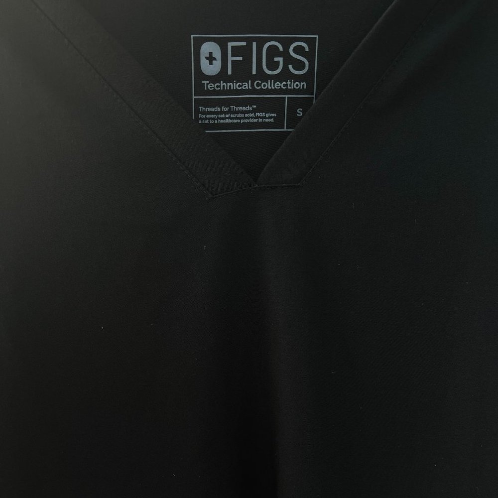 FIGS  Casma™ Three-Pocket Scrub Top